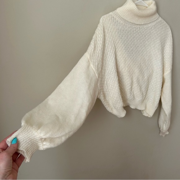 NWOT SHEIN Cream Off White Turtleneck Sweater Open Back Women’s Size Small - Picture 5 of 8